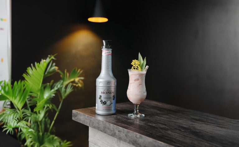 Jabuticolada cocktail tropicale con Cachaça Yaguara, MONIN e decorazione di tuille.