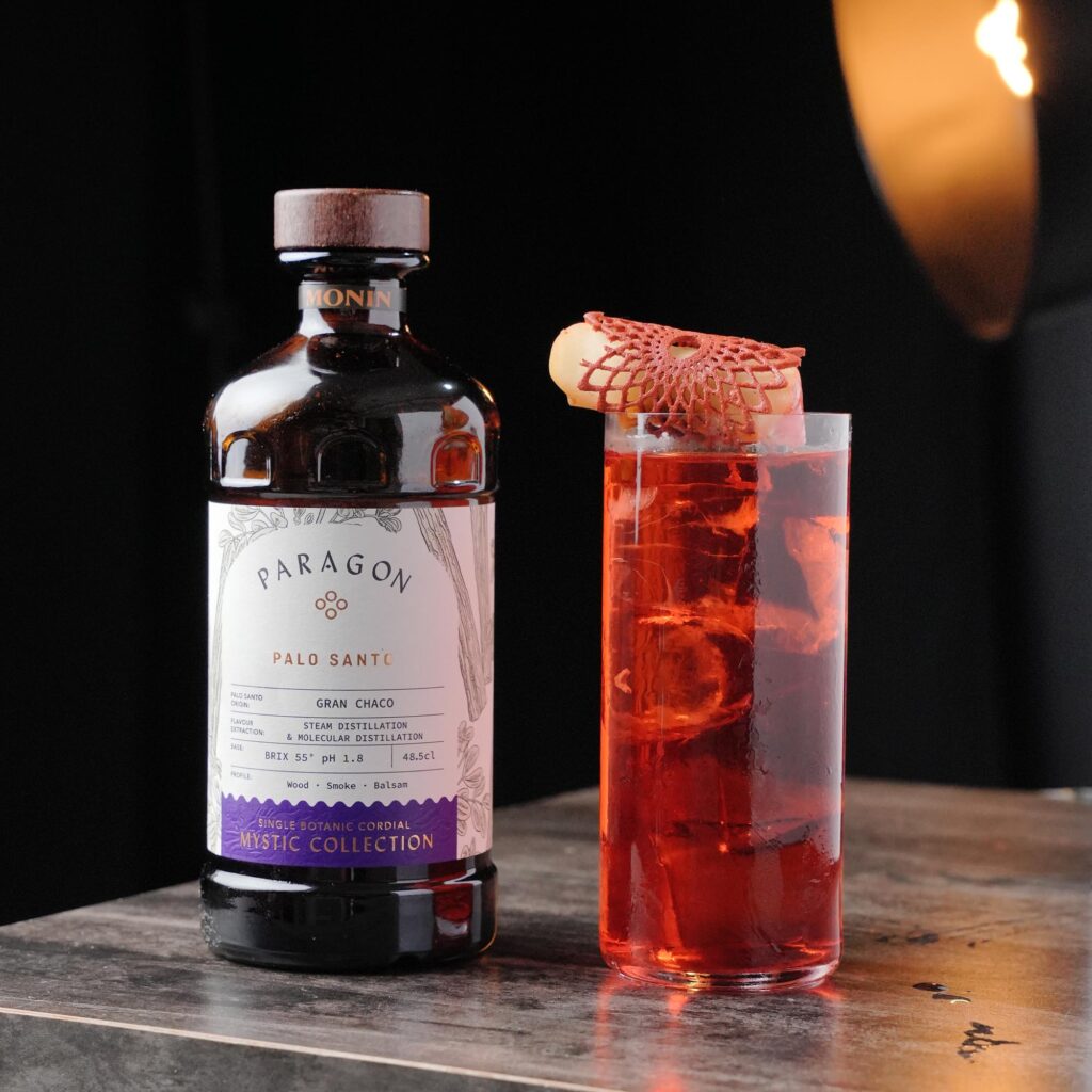 Monin Paragon Palo Santo cocktail con paragon